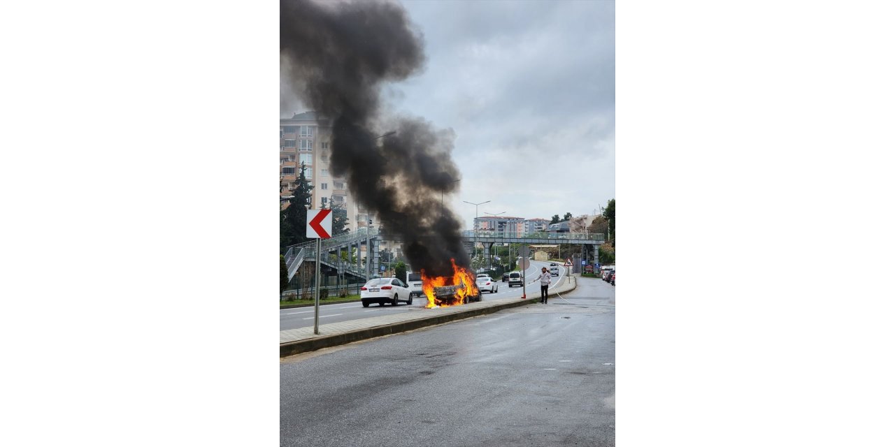 Alanya'da seyir halindeyken alev alan otomobil yandı