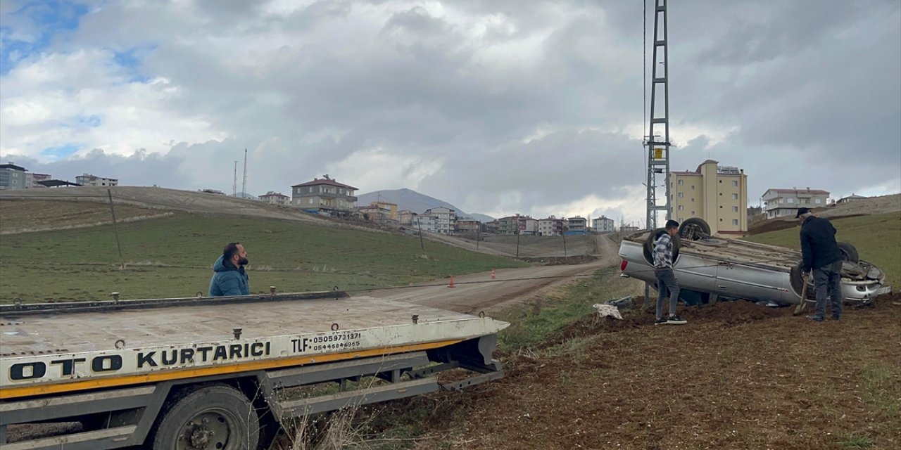 Adana'da devrilen otomobildeki karı koca yaralandı