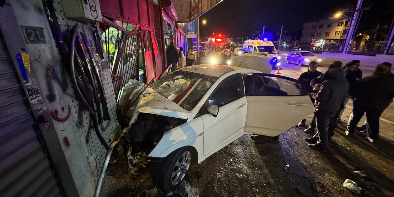 Bursa'da otomobil iş yerinin kepenklerine çarptı, 3 kişi yaralandı