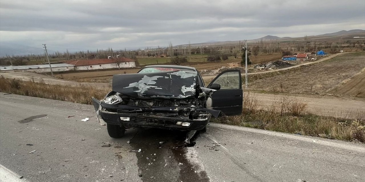 Afyonkarahisar'da tırla çarpışan otomobildeki bebek öldü