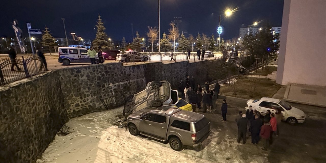 Erzurum'da, iki otomobilin çarpıştığı kazada sürücüler yaralandı