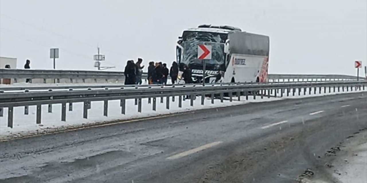 Kars'ta iki otobüsün karıştığı zincirleme trafik kazasında 2 kişi öldü, 8 kişi yaralandı