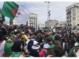 Cezayir'de Buteflika'nın istifasının ardından gösteriler sürüyor
