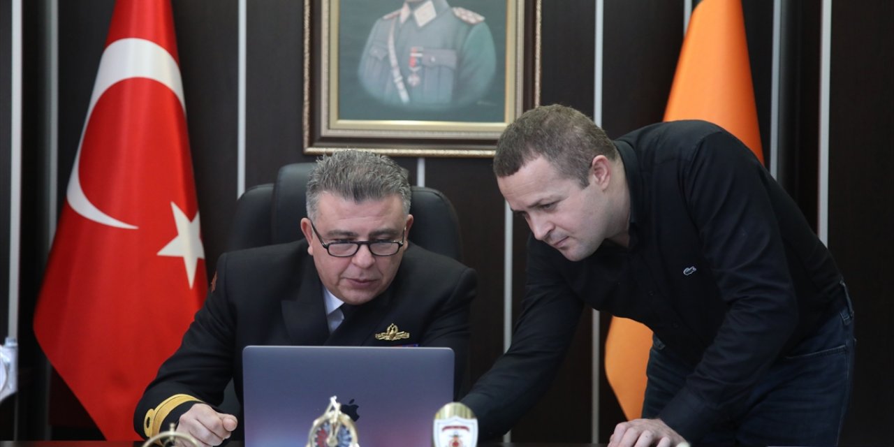 Sahil Güvenlik Karadeniz Bölge Komutanı Bahadır, AA'nın "Yılın Kareleri" oylamasına katıldı