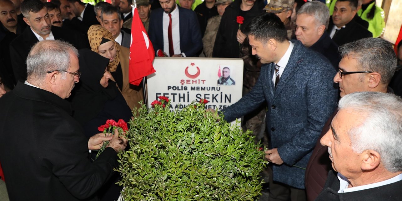 Şehit polis Fethi Sekin Elazığ'da kabri başında anıldı