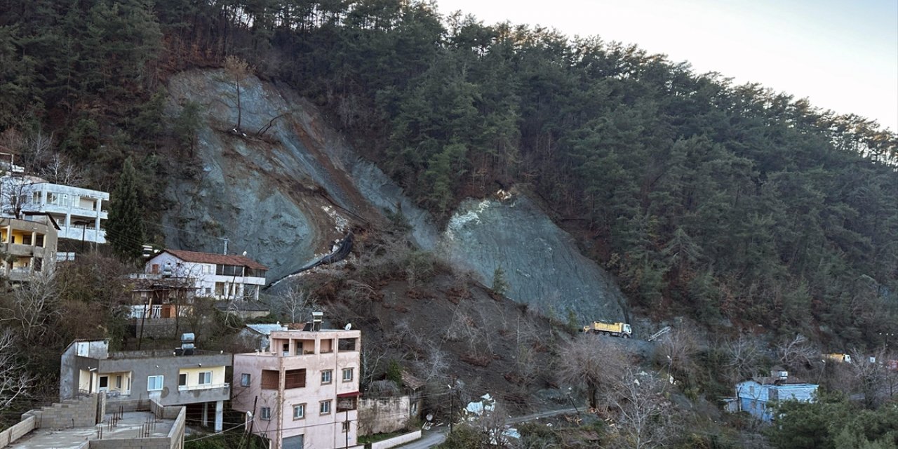 Hatay'da toprak kayması sonucu 3 yayla evi kullanılamaz hale geldi