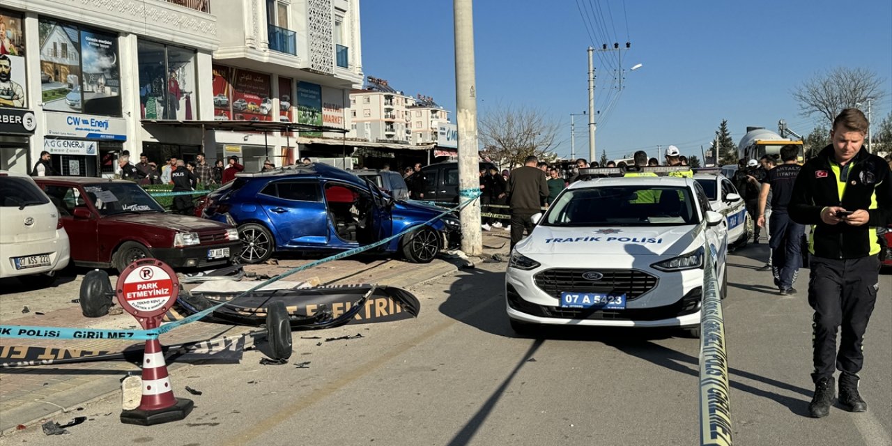 Antalya'da durakta bekleyen yolculara otomobilin çarpması sonucu 2 kişi öldü, 1 kişi yaralandı