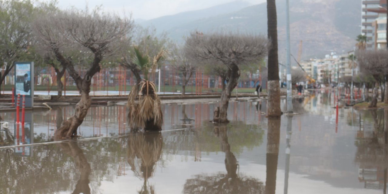 İskenderun'da sağanak ve lodos yaşamı olumsuz etkiledi