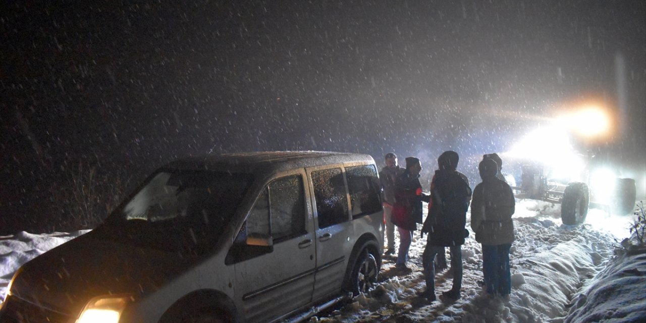 Bitlis'te kar ve tipi nedeniyle yolda mahsur kalanlar kurtarıldı