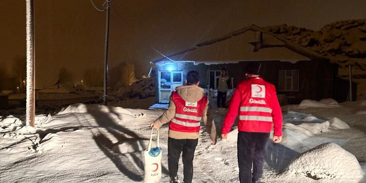 Van'da Kızılay ekipleri, ihtiyaç sahiplerine yardımlarını sürdürüyor