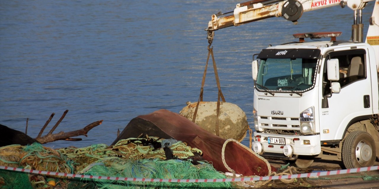 Zonguldak'ta balıkçıların ağına takılan deniz mayını SAS ekiplerince götürüldü