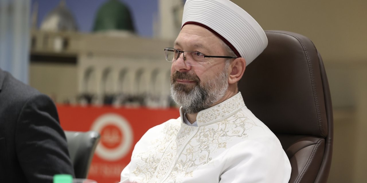 Diyanet İşleri Başkanı Erbaş, Medine'de gençlerle buluştu: