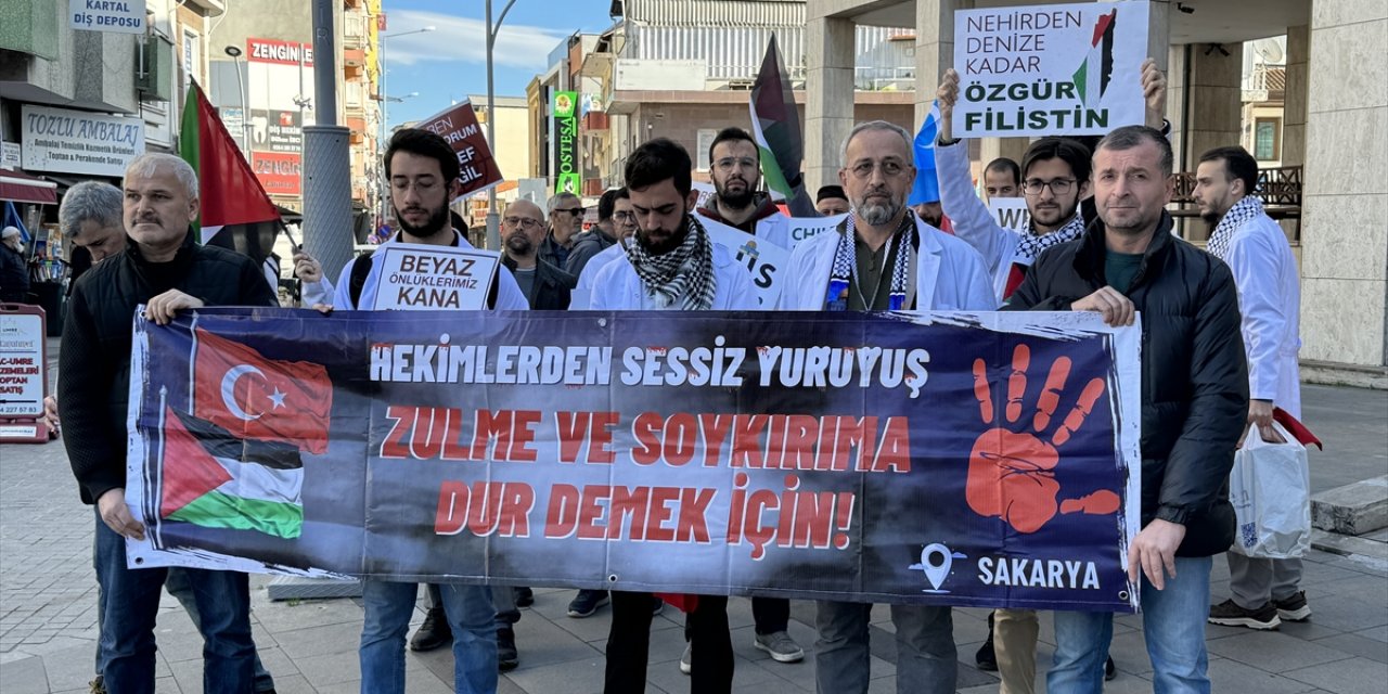 Sakarya ve Karabük'te hekimler ve sağlık çalışanları, Gazze için "sessiz yürüyüş" yaptı