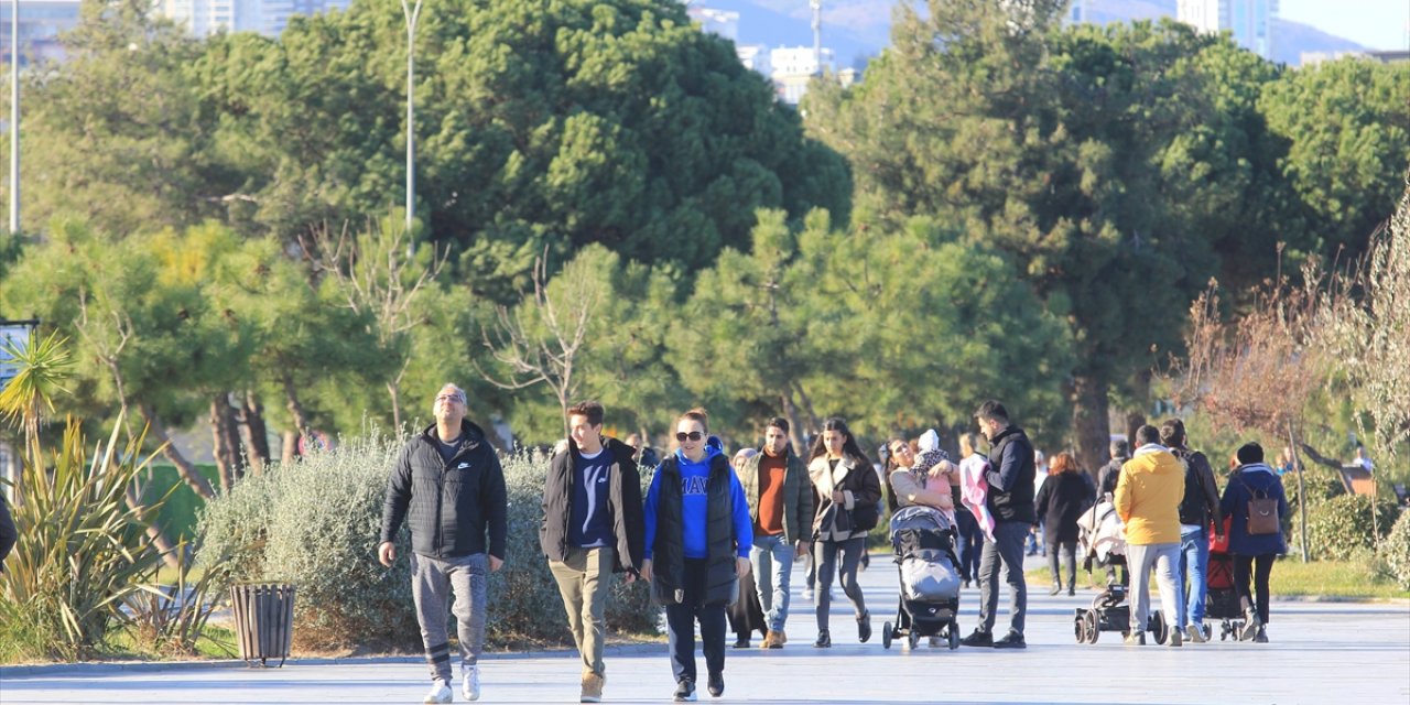 Samsun'da vatandaşlar güneşli havanın tadını çıkarıyor