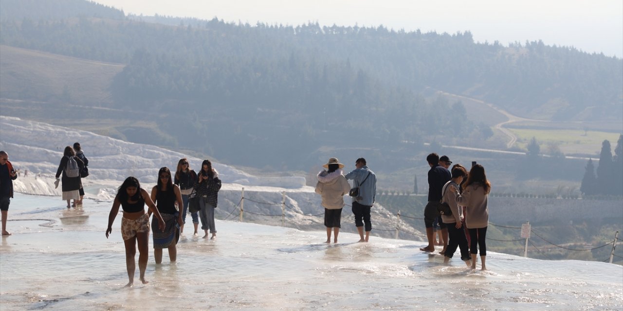 Pamukkale'de hafta sonu yoğunluğu yaşanıyor