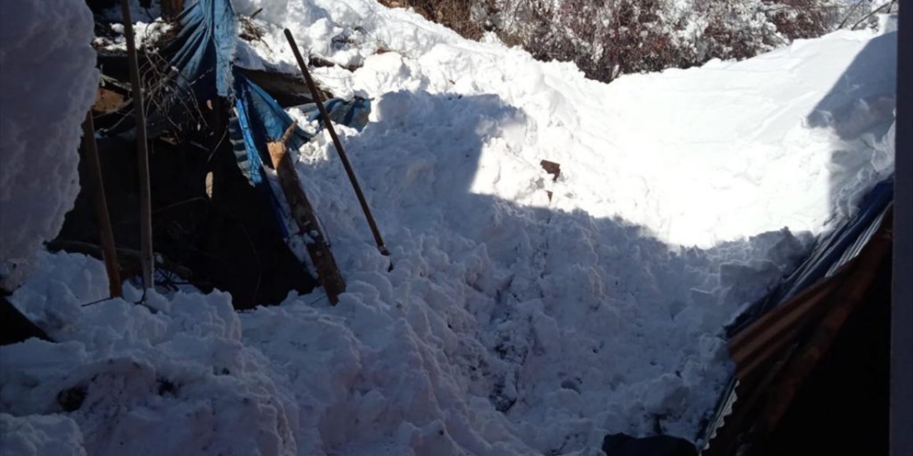 Ardahan'da kar nedeniyle çöken çatının altında kalan kadın öldü