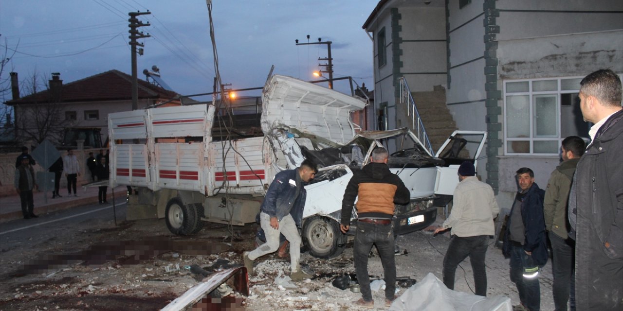 Konya'da küçükbaş hayvan yüklü kamyonetin devrildiği kazada 2 kişi öldü