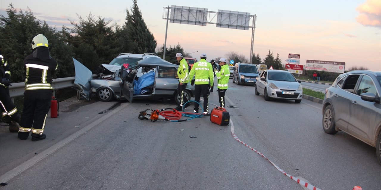 Manisa’da iki aracın çarpıştığı kazada 2 kişi öldü, 1 kişi yaralandı