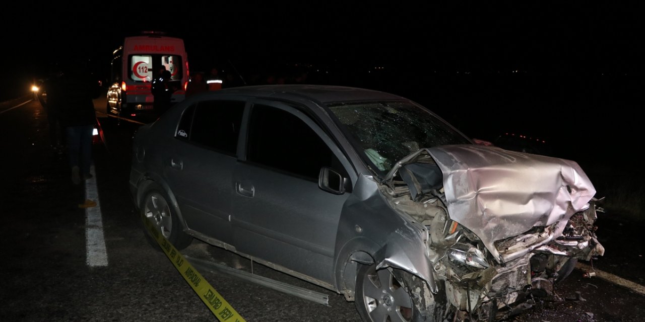 Niğde'de iki otomobilin çarpıştığı kazada bir çift öldü, 3 kişi yaralandı