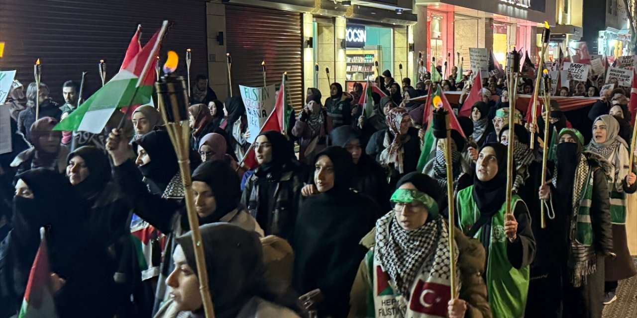 Konya'da şehitler ve Filistin için meşaleli yürüyüş düzenlendi