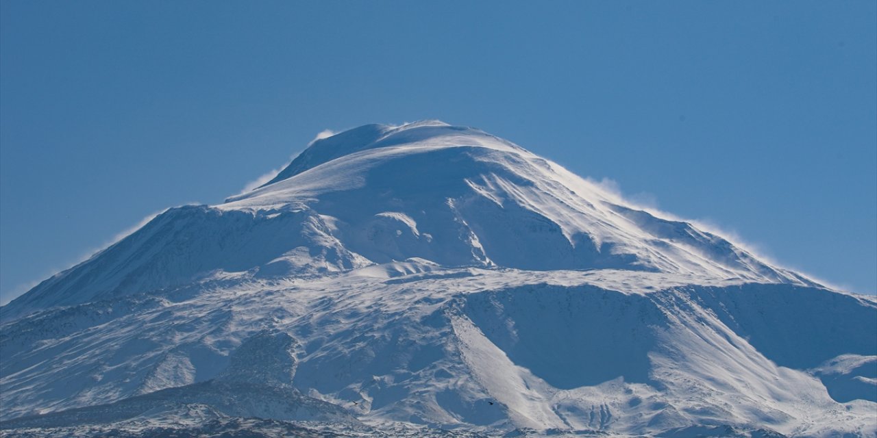 Ağrı Dağı'nda etkili olan fırtına görüntülendi