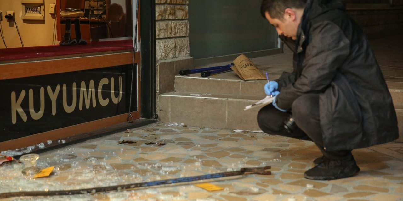 Bursa'da kuyumcudan hırsızlık anları kamerada