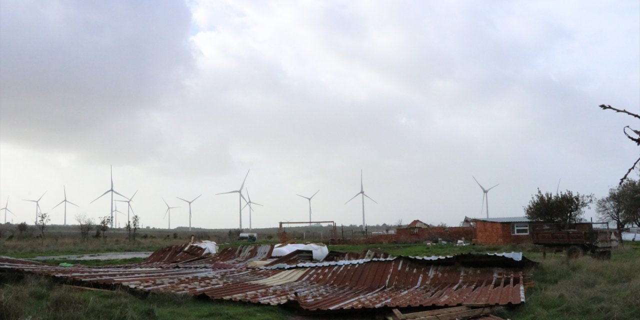 Çanakkale'de fırtına ağılın çatısını uçurdu