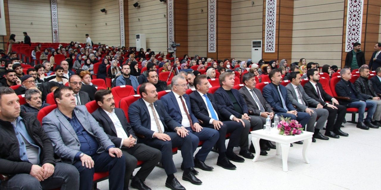 Erzincan'da bilgi yarışmasında dereceye giren üniversite öğrencileri umreye gidecek