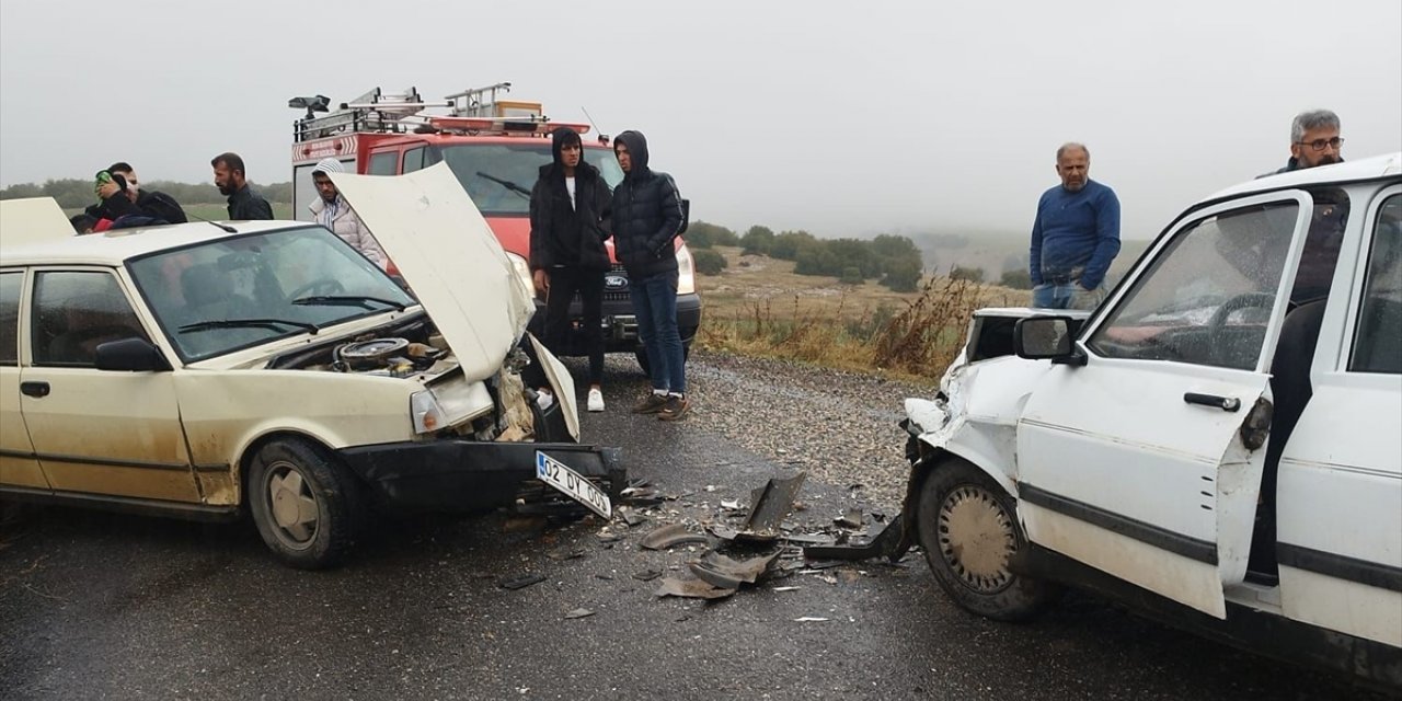 Adıyaman'da iki otomobilin çarpıştığı kazada 5 kişi yaralandı