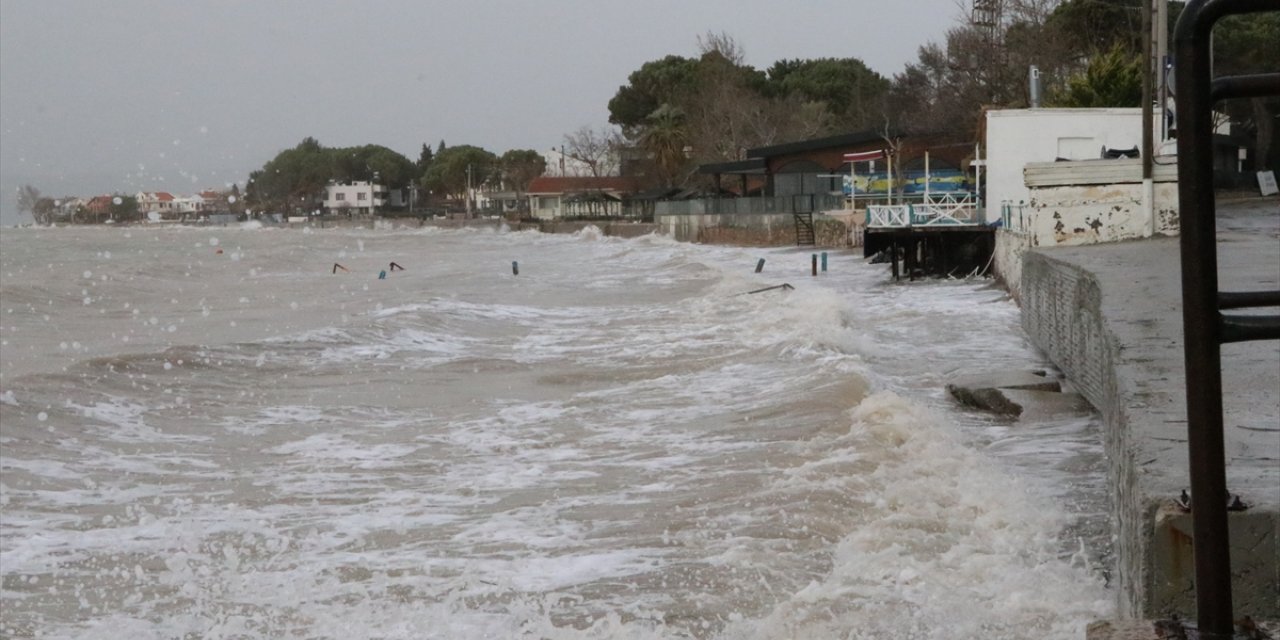 Çanakkale'de lodos etkili oluyor