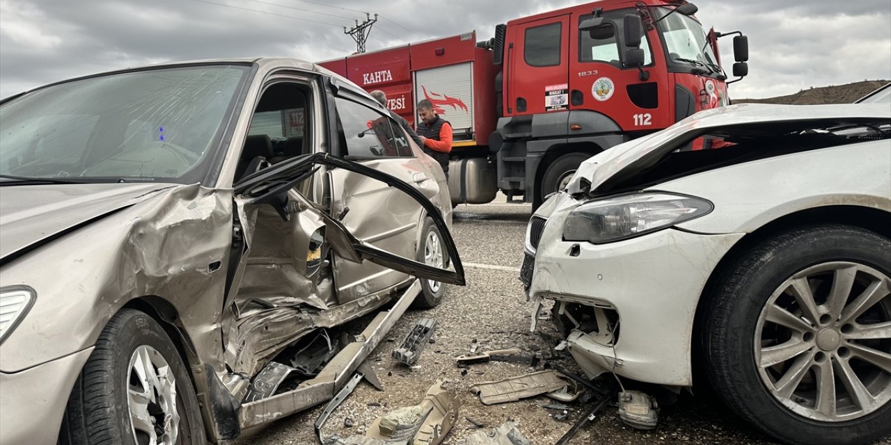 Adıyaman'da iki otomobilin çarpıştığı kazada 5 kişi yaralandı