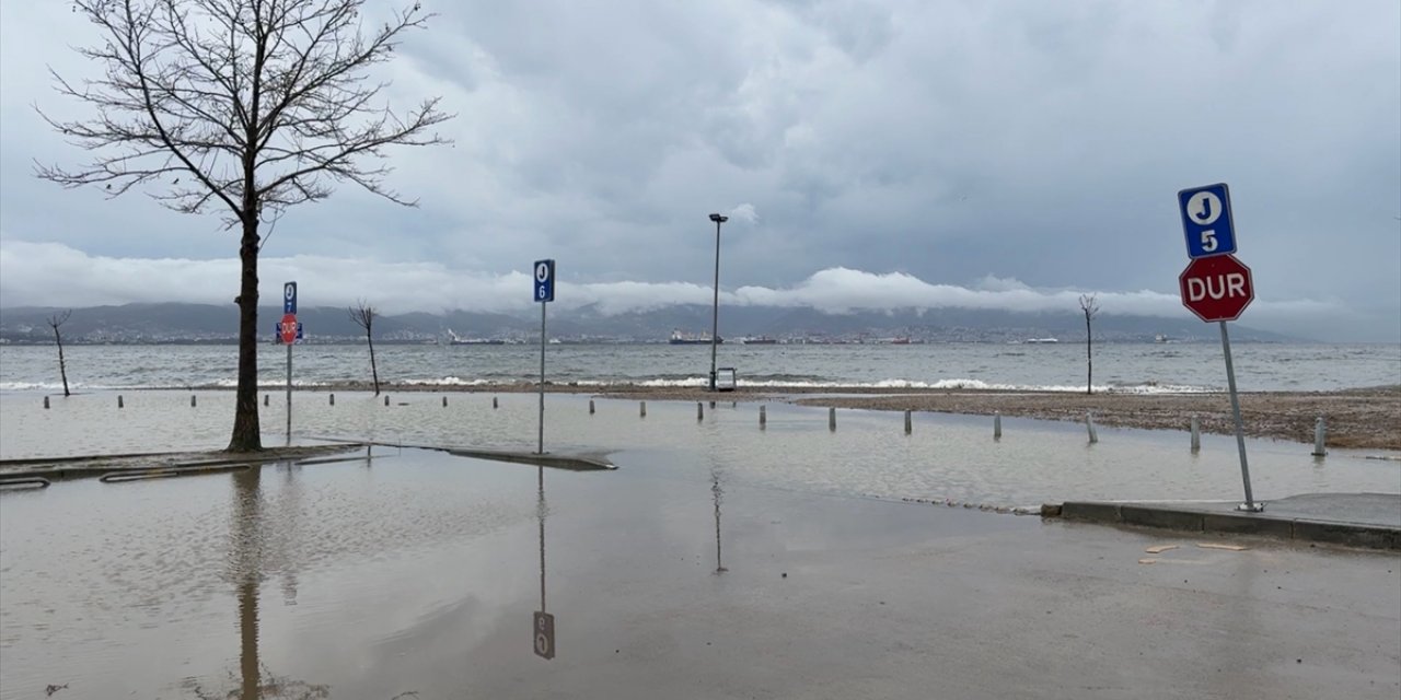 Kocaeli'de sahildeki açık otoparkın bir kısmını su bastı