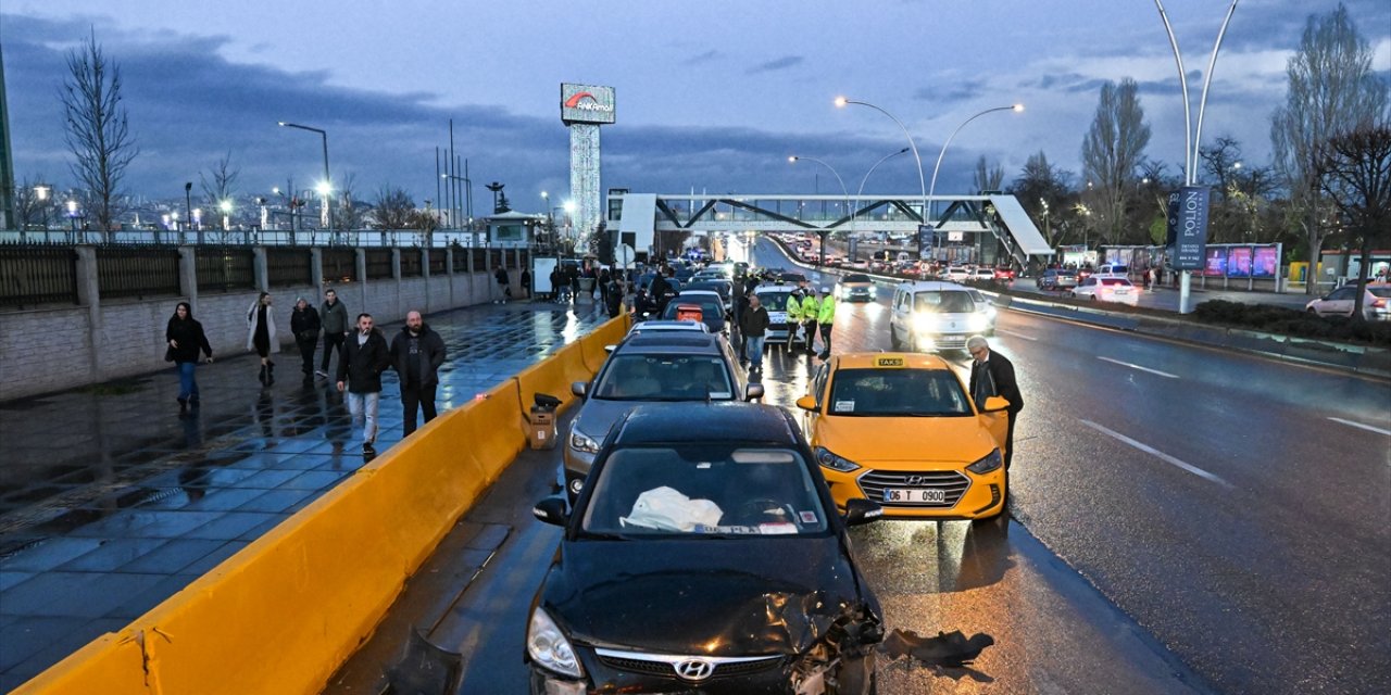 Ankara'da 26 aracın karıştığı zincirleme trafik kazasında 3 kişi yaralandı