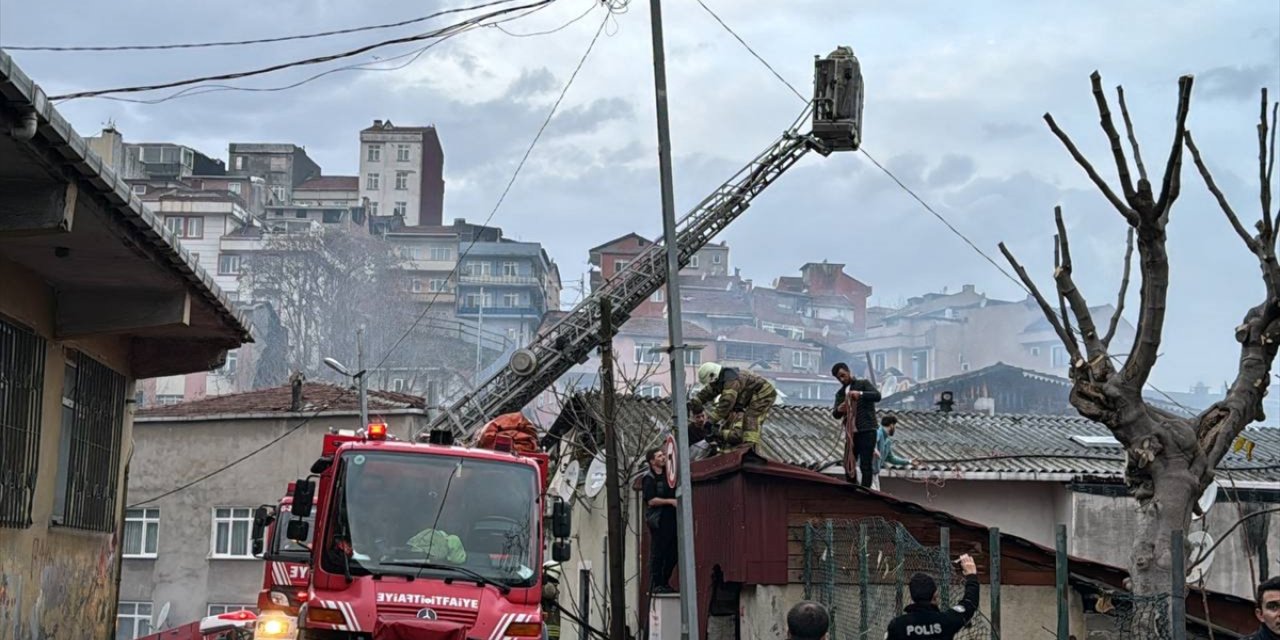 Şişli'de binanın çatısında çıkan yangın söndürüldü