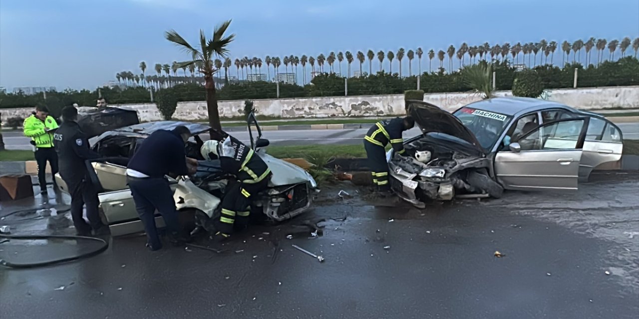 Hatay'da iki otomobilin çarpıştığı kazada 6 kişi yaralandı