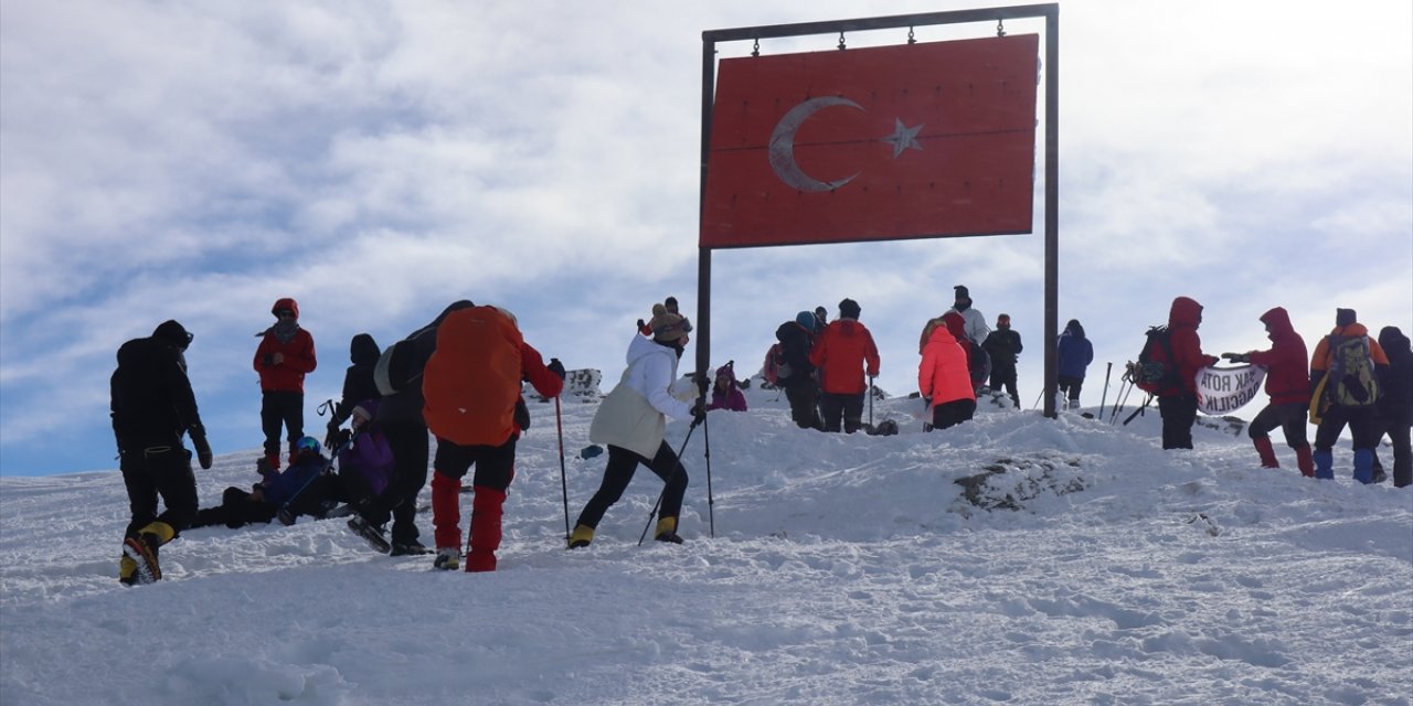 Dağcılar, Allahuekber Dağı zirvesinde Sarıkamış Harekatı'na katılan şehitleri andı