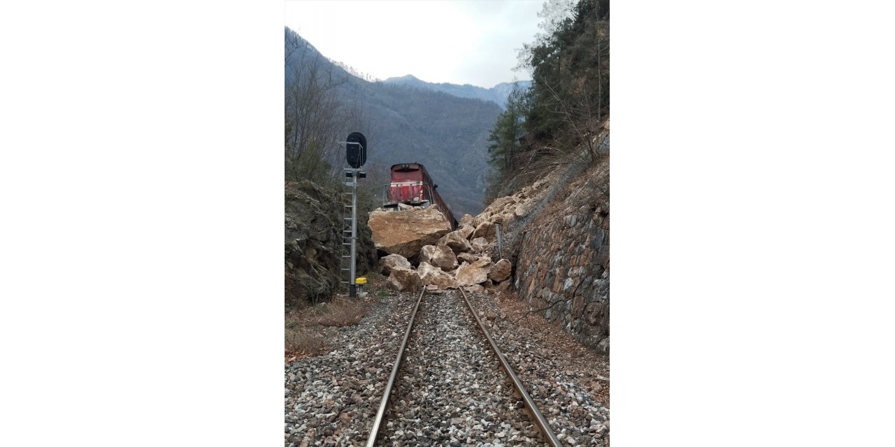 Karabük'te demir yoluna düşen kaya parçaları nedeniyle yük treni raydan çıktı