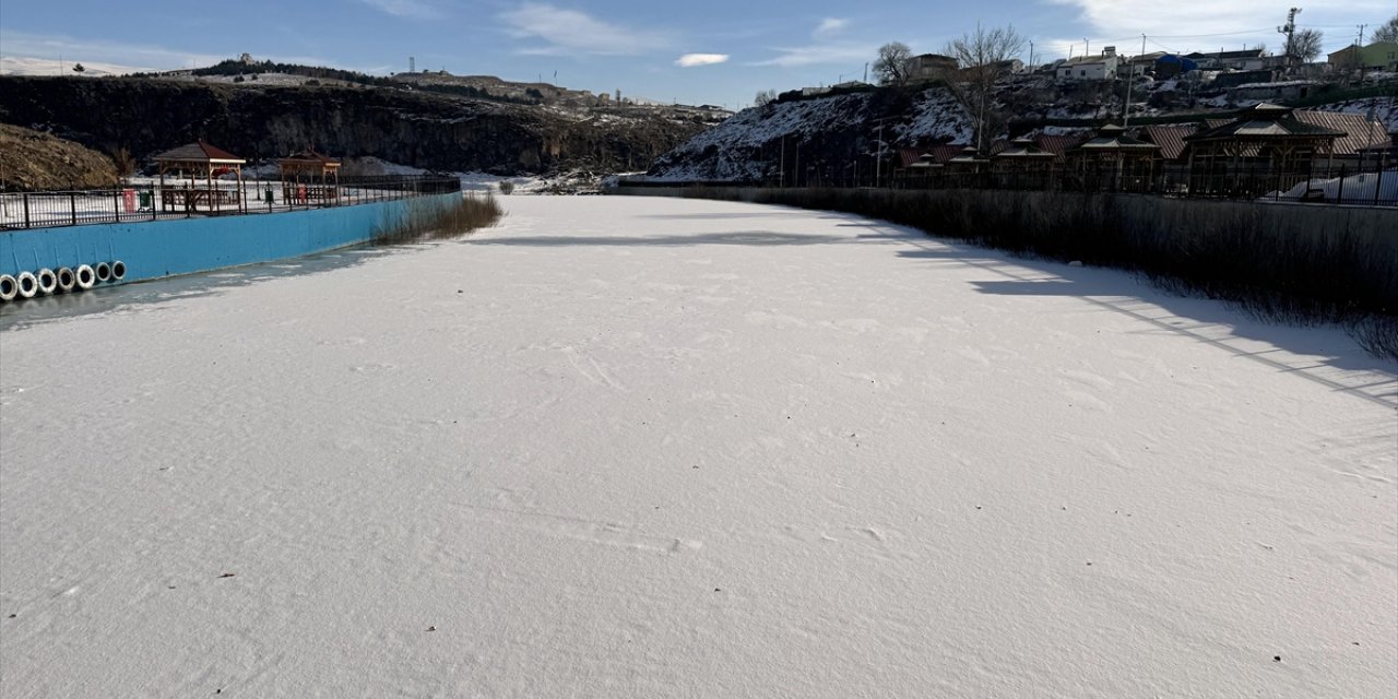 Ardahan, Kars ile Ağrı'da soğuk hava nehir ve gölleri dondurdu