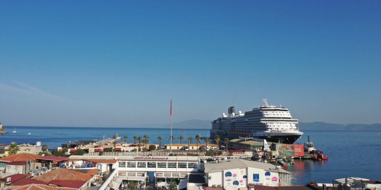 Kuşadası'na deniz yoluyla gelen turist sayısının bu yıl 1 milyona ulaşması bekleniyor