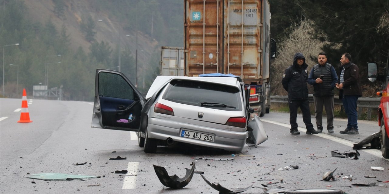 Adana'da tıra çarpan otomobildeki 1 polis öldü, 1 polis yaralandı