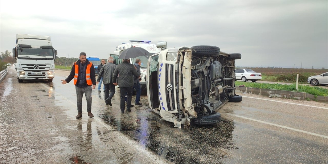 Adana'da minibüsün devrildiği kazada 8 kişi yaralandı