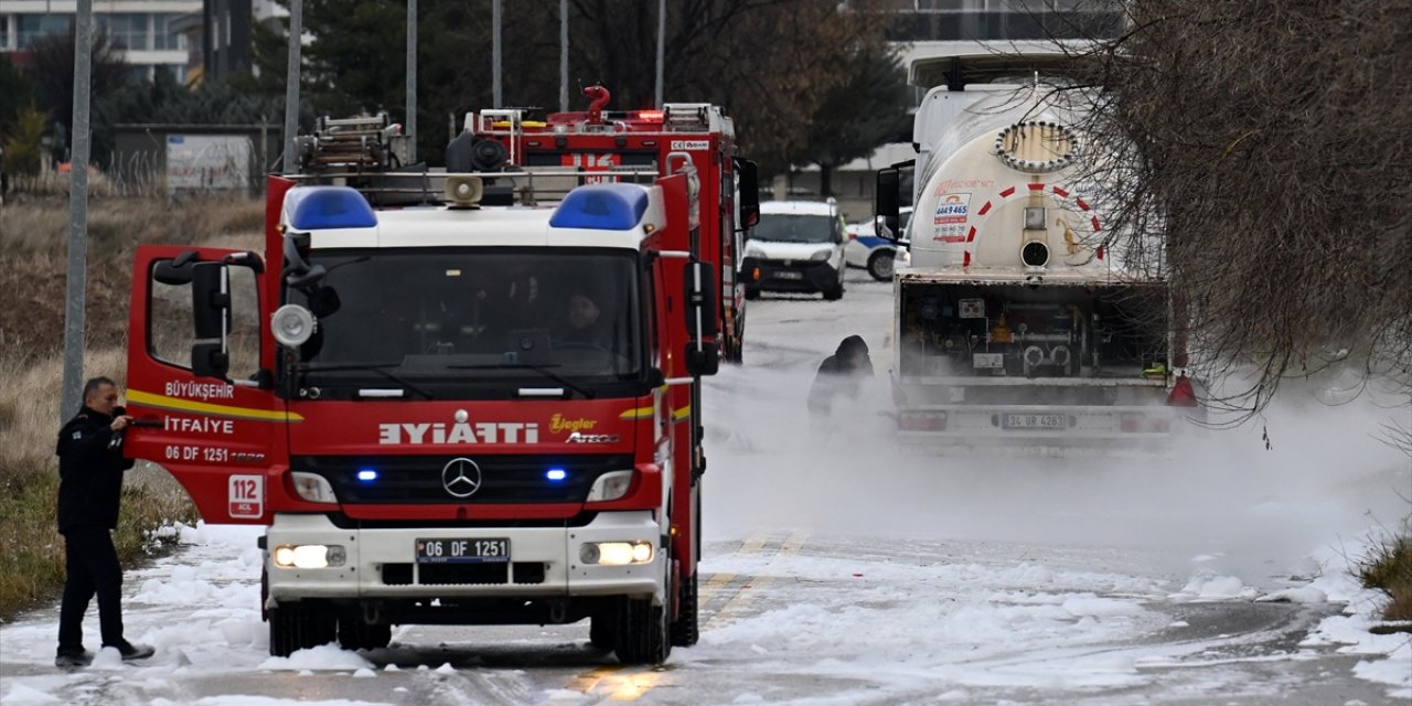 LPG dolu tankerdeki gaz sızıntısına müdahale ediliyor