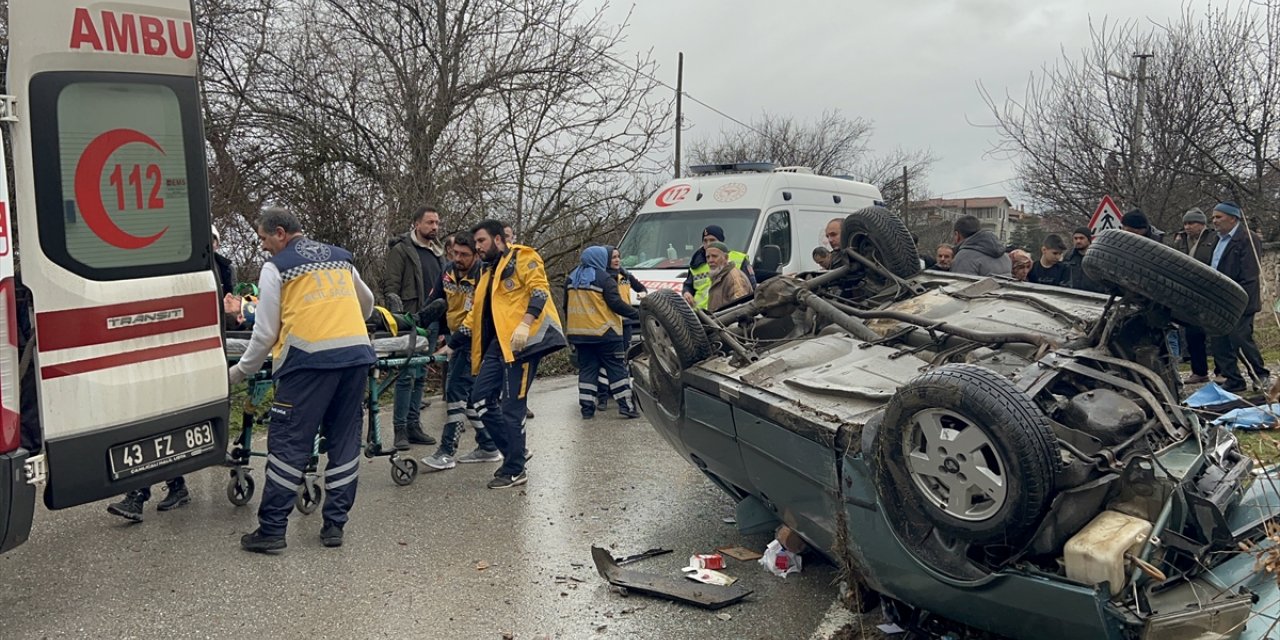 Kütahya'da elektrik direğine çarpan otomobildeki 5 kişi yaralandı