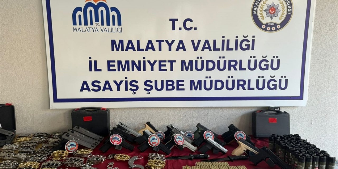 Malatya'da bir iş yerinde ruhsatsız 20 silah ele geçirildi