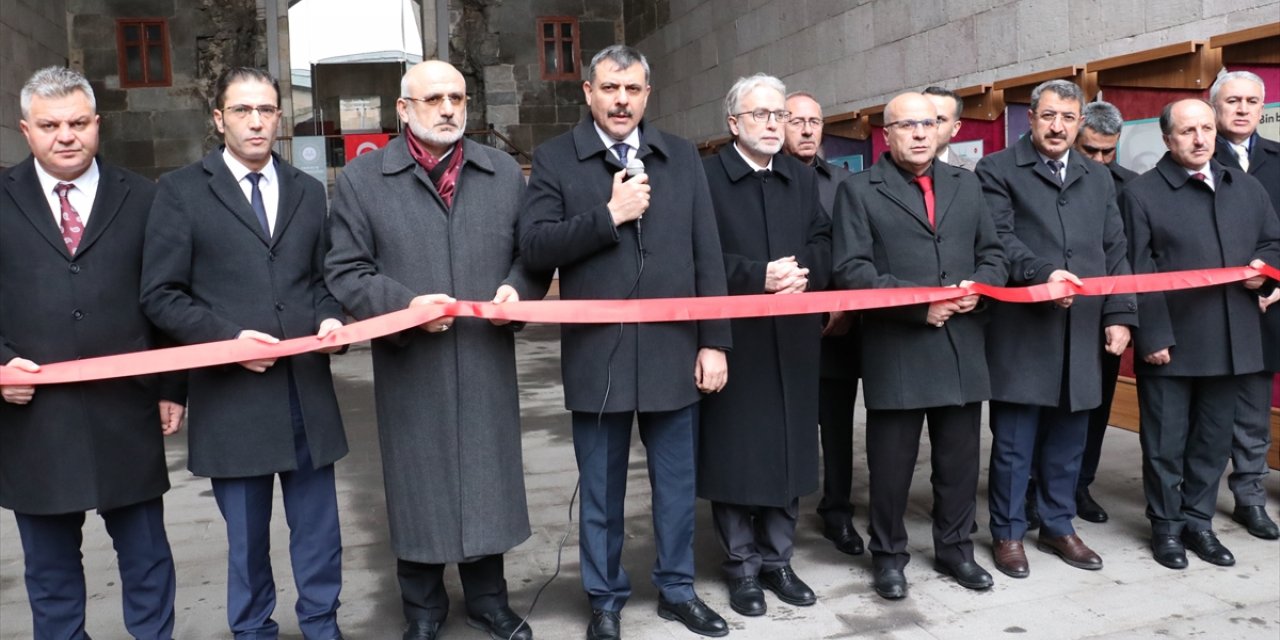 Tarihi Çifte Minareli Medrese'de "1001 Hatim Fotoğraf Sergisi" açıldı