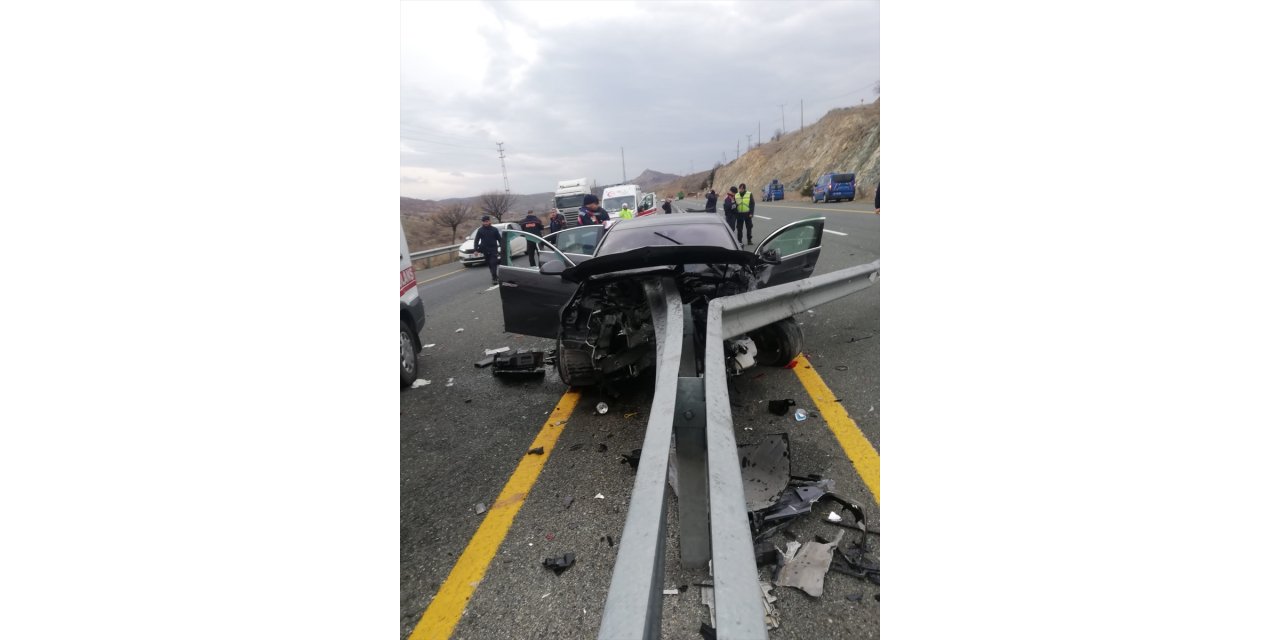 Elazığ'da bariyere çarpan otomobildeki 1 kişi öldü, 1 kişi yaralandı