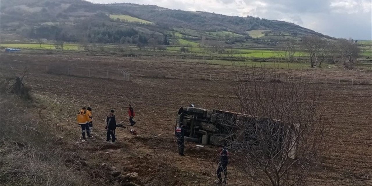 Balıkesir'de şarampole devrilen kamyonun sürücüsü öldü