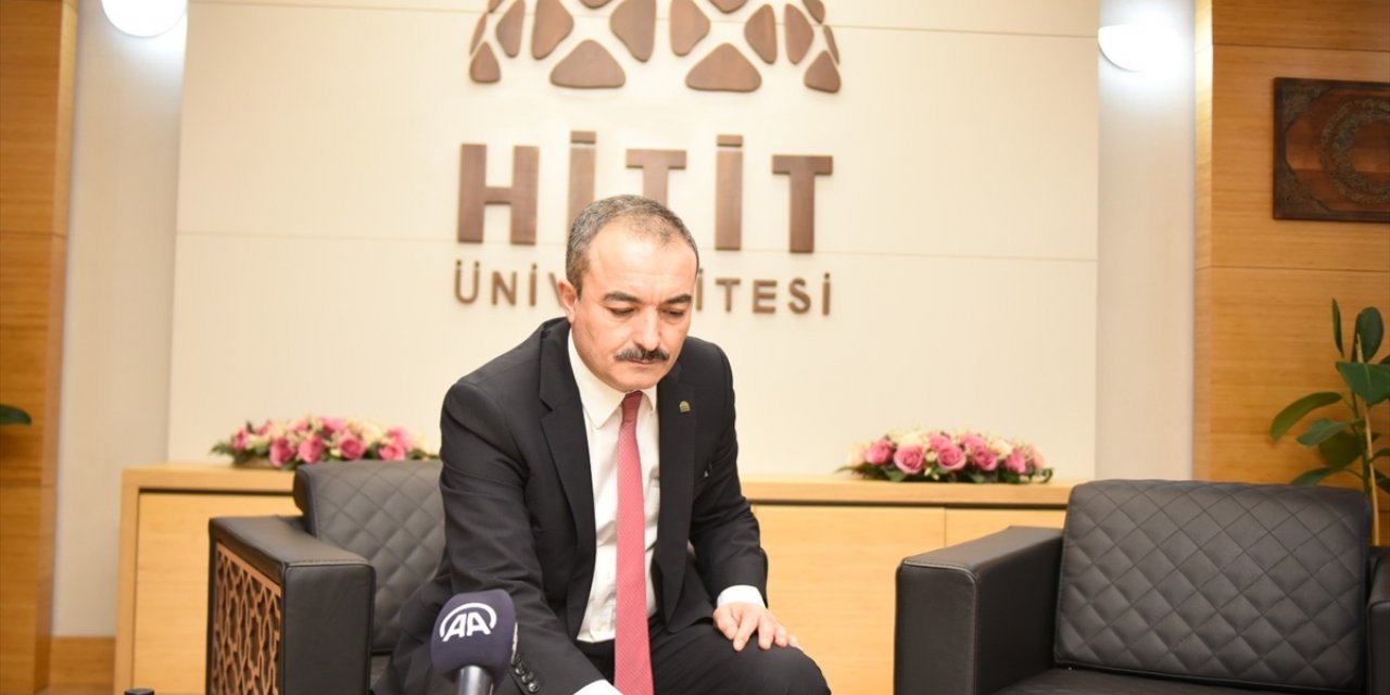 Hitit Üniversitesi Rektörü Öztürk, AA'nın "Yılın Kareleri" oylamasına katıldı