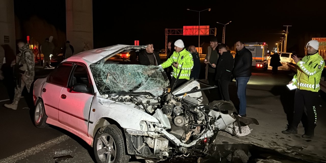 Muş'ta refüje çarpan otomobildeki 2 kişi yaralandı