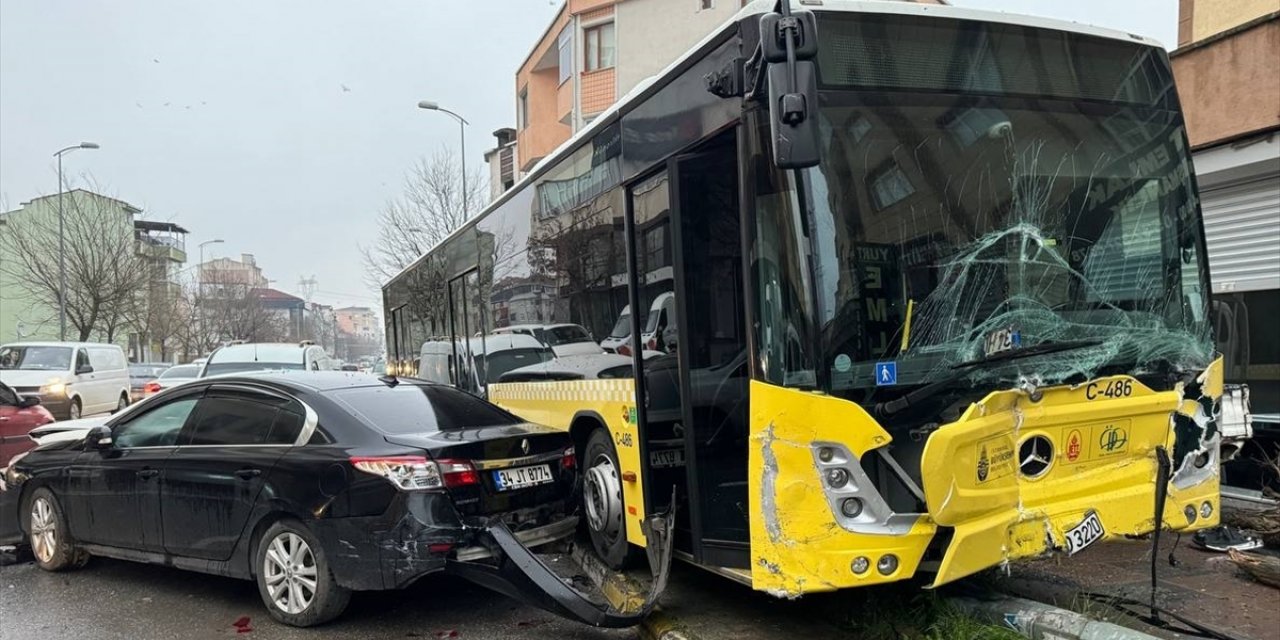 Ataşehir'de özel halk otobüsü park halindeki araçlara çarptı